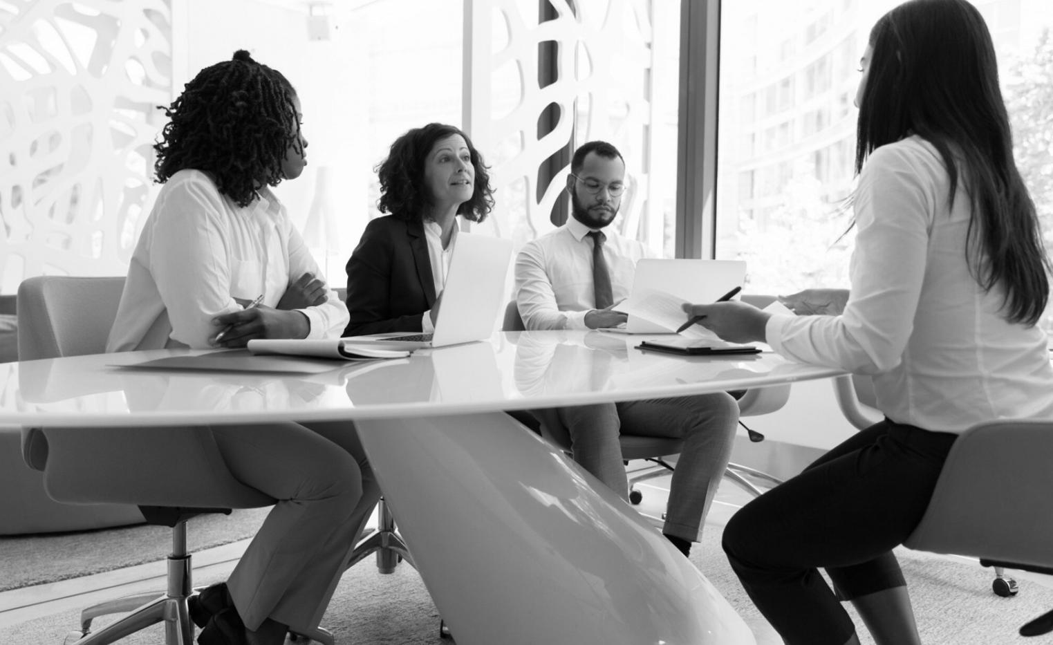 Session de formation en analyse financière avec participants travaillant sur des modèles prévisionnels