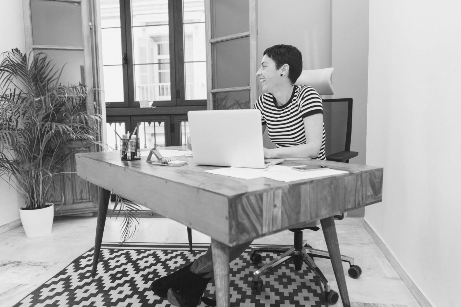 Espace de travail moderne équipé d'outils d'analyse financière et de modélisation