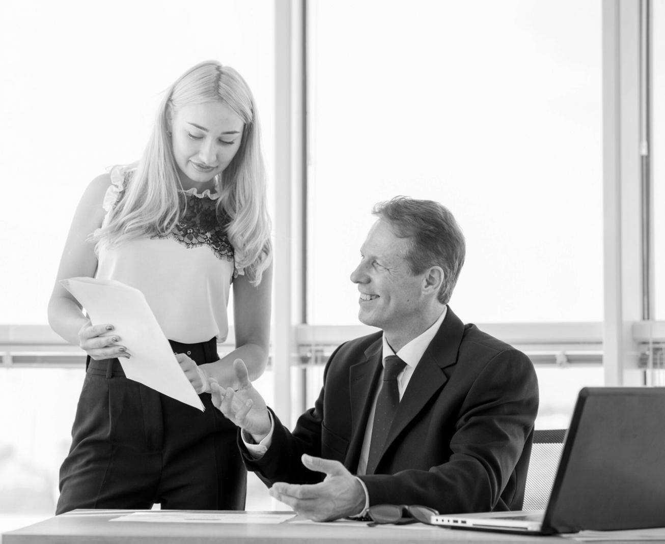 Entrepreneur analysant des données financières sur tablette