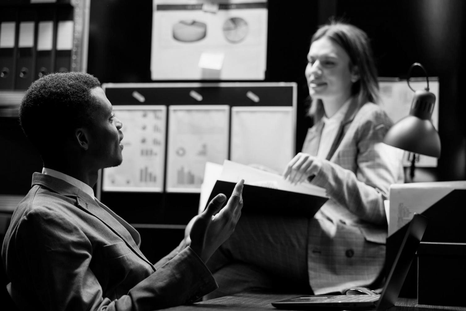 Notre équipe d'experts financiers travaillant sur des analyses de marché et des prévisions budgétaires