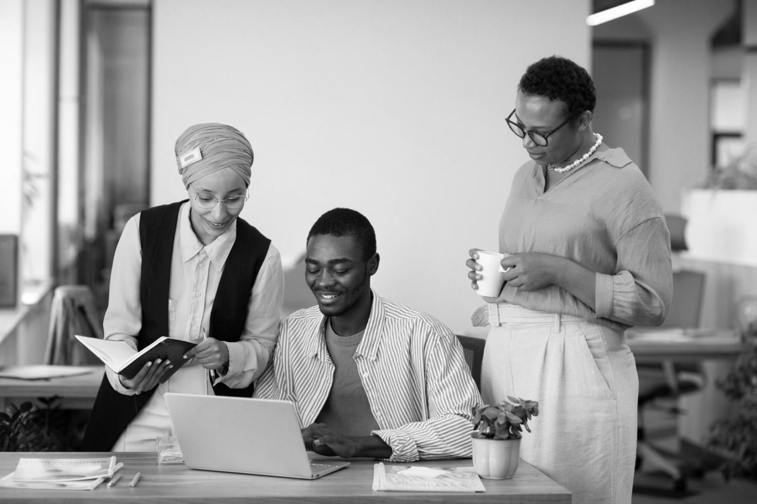 Espace de formation moderne avec tableaux financiers et outils d'analyse budgétaire